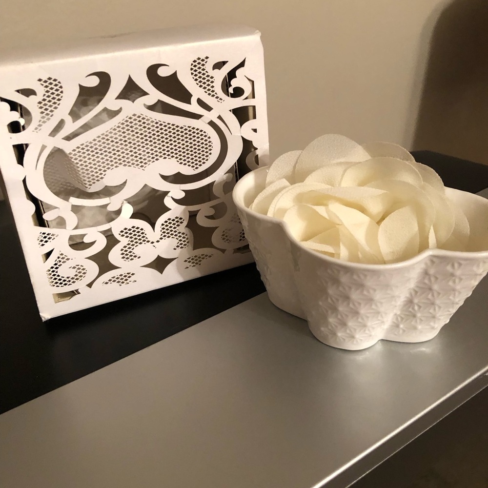 Cream Fabric Flower in White Decorative Bowl - Italian  Wedding Bomboniere -New